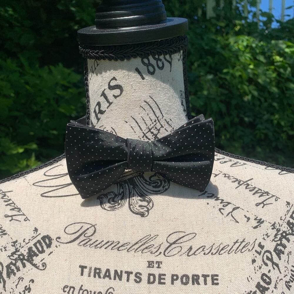 Polkadot bowtie size 14 1/2- 20in neck.